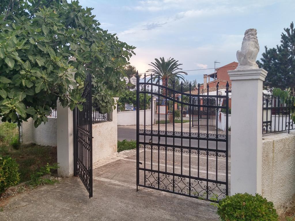 Beautiful Nearby Beach House With Garden, Private Pool And Large Yard Sidárion Room photo