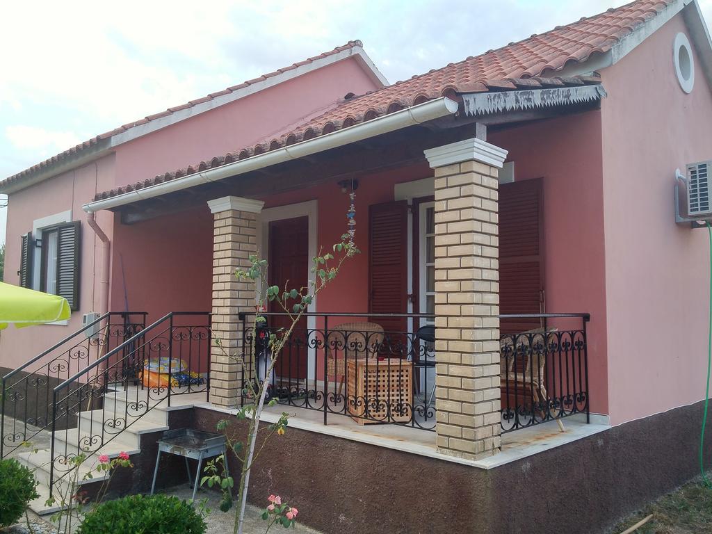Beautiful Nearby Beach House With Garden, Private Pool And Large Yard Sidárion Room photo