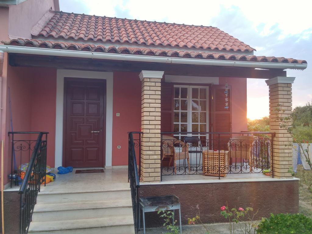 Beautiful Nearby Beach House With Garden, Private Pool And Large Yard Sidárion Room photo