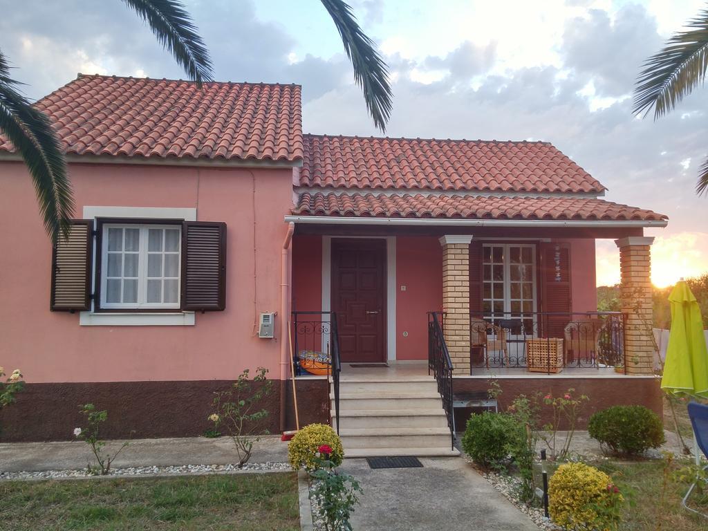 Beautiful Nearby Beach House With Garden, Private Pool And Large Yard Sidárion Room photo