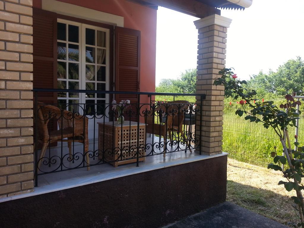 Beautiful Nearby Beach House With Garden, Private Pool And Large Yard Sidárion Room photo