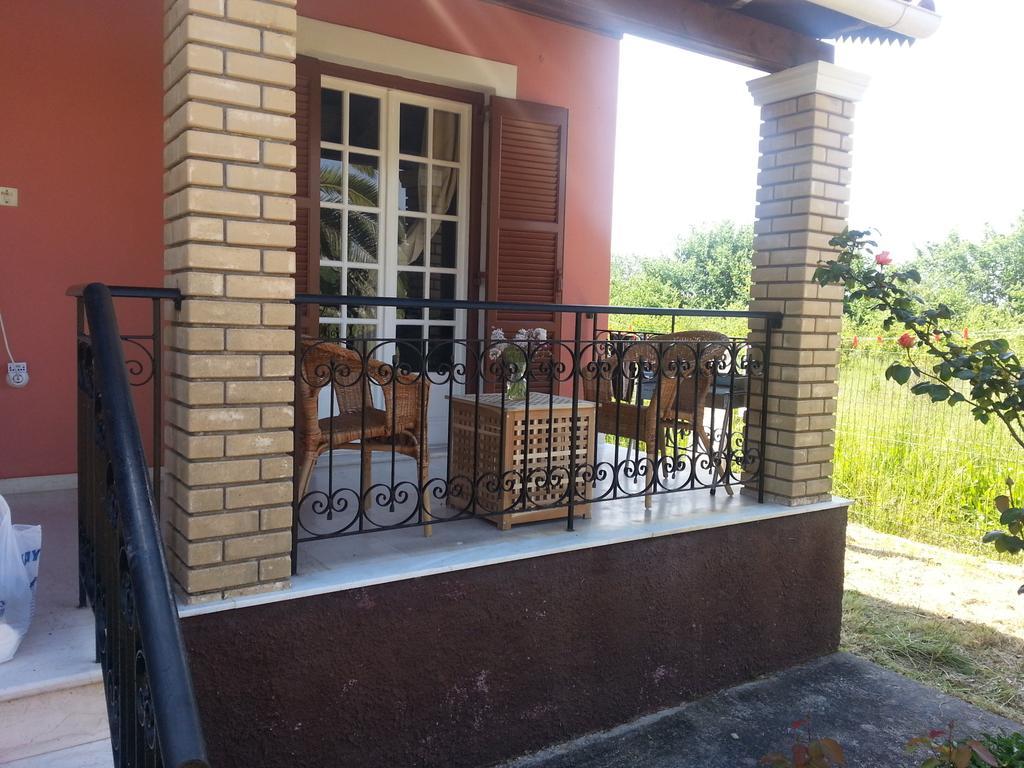 Beautiful Nearby Beach House With Garden, Private Pool And Large Yard Sidárion Room photo